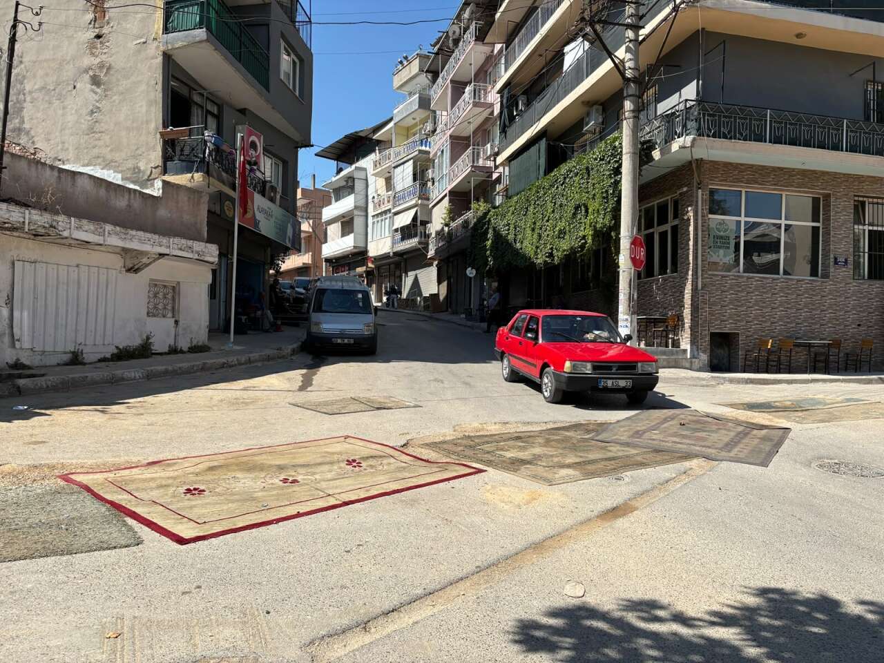 Doğalgaz geldi, huzur gitti! Mahalleli yollara halı serdi 10